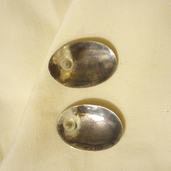 Sterling and black stone earring - Picture 2 of 4